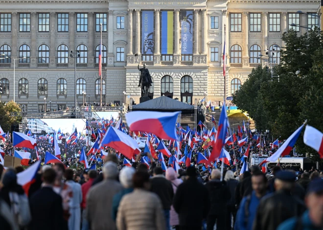 Prāgas ielās izgājuši tūkstošiem cilvēku, pieprasot Čehijai pasludināt sevi par neitrālu valsti