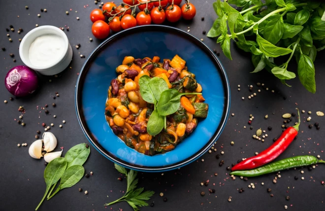 Рагу из бобовых со шпинатом и овощами