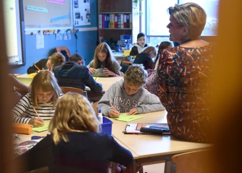 Pieņem likumu par pakāpenisku pāreju uz mācībām tikai valsts valodā