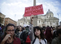 Sieviete protestē pret aborta aizliegšanu. 