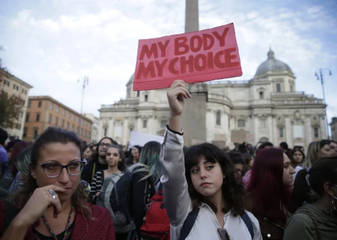 Sieviete protestē pret aborta aizliegšanu. 