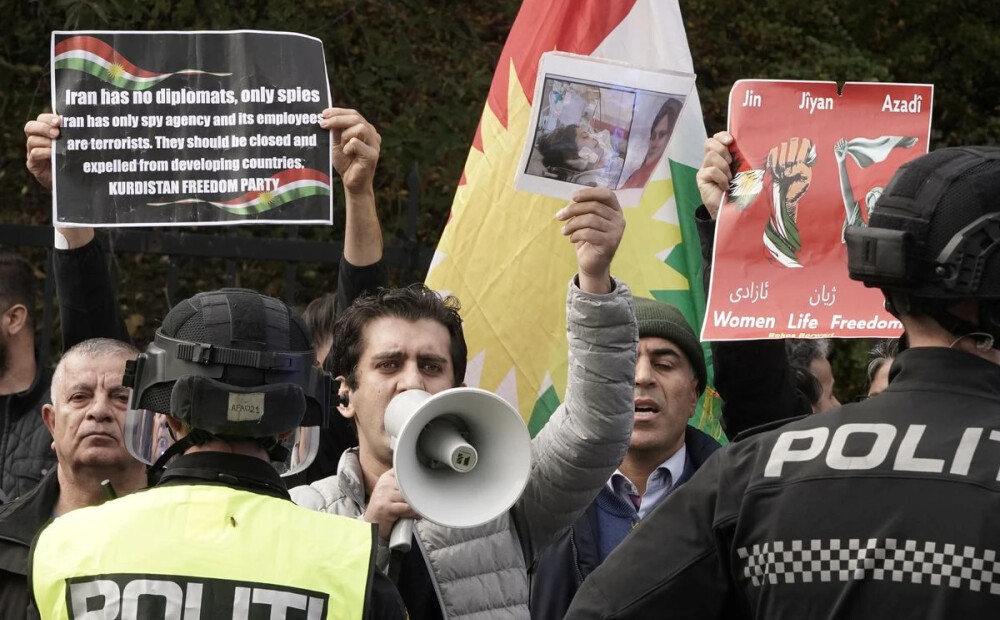 Sadursmēs demonstrācijā pie Irānas vēstniecības Oslo ievainoti divi cilvēki un 90 aizturēti