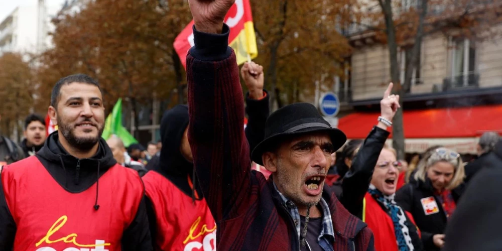 Francijā tūkstošiem cilvēku protestē pret dzīves dārdzību un pensiju reformu