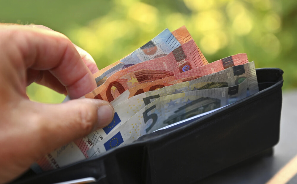 Saeima konceptuāli atbalsta ieceri celt minimālo algu līdz 620 eiro