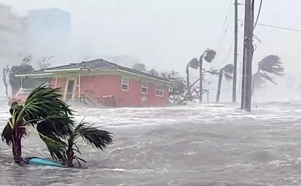 Viesuļvētras izraisītie plūdi Floridā aizskalo mājas; gājuši bojā vairāki cilvēki