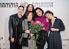 FOTO: sirsnīgā atmosfērā nosvin jaunās latviešu melnās komēdijas "Mamma vēl smaida" pirmizrādi