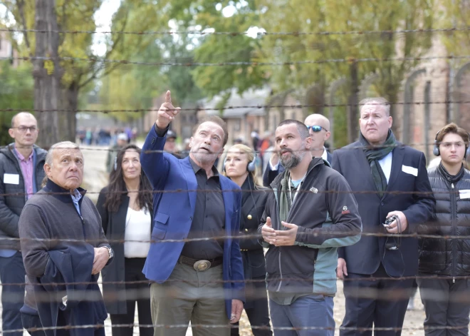 "I"ll be back": Арнольд Шварценеггер спровоцировал скандал во время посещения Освенцима