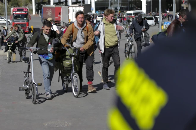 Pirmajās dienās pēc mobilizācijas izsludināšanas Krieviju pameta vairāk nekā 260 000 pilsoņu. Lai nokļūtu Gruzijā, jāizmanto divritenis, ja nav auto.