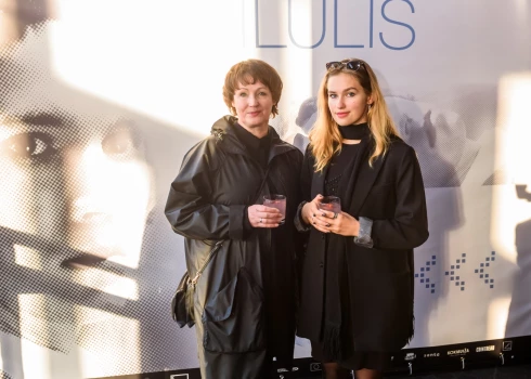Ar mammu un aktrisi Indru Rogu filmas "Mīlulis" pirmizrādē.