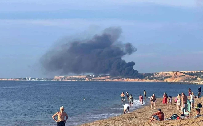 Dūmi līdzās Beļbekas lidlaukam krievu okupētajā Krimā.