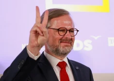 Kopumā 18 no 27 vēlēšanu apgabaliem uzvarējuši premjerministra Petra Fialas vadītās vēlēšanu apvienības "Spolu" kandidāti.