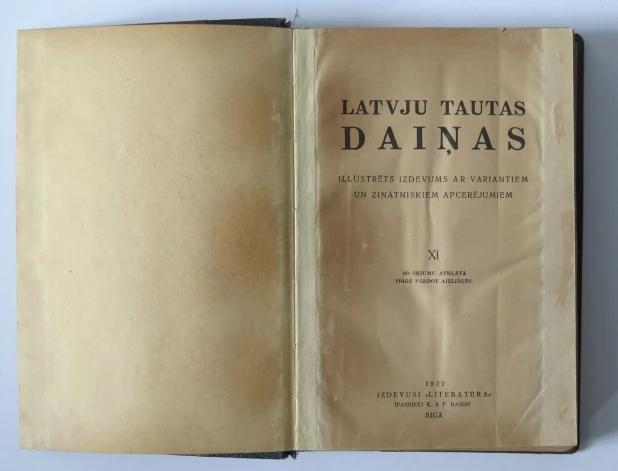 1932. gadā izdotais “Latvju tautas daiņu” XI sējums ar nerātnajām latviešu tautasdziesmām ar variantiem un zinātniskiem apcerējumiem šobrīd novērtēts par 120 eiro.