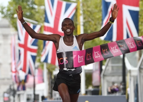 Kenijietis Kipruto un etiopiete Jehualava uzvar Londonas maratonā