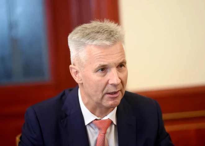 Pabriks paziņo par aktīvās politiskās karjeras beigām