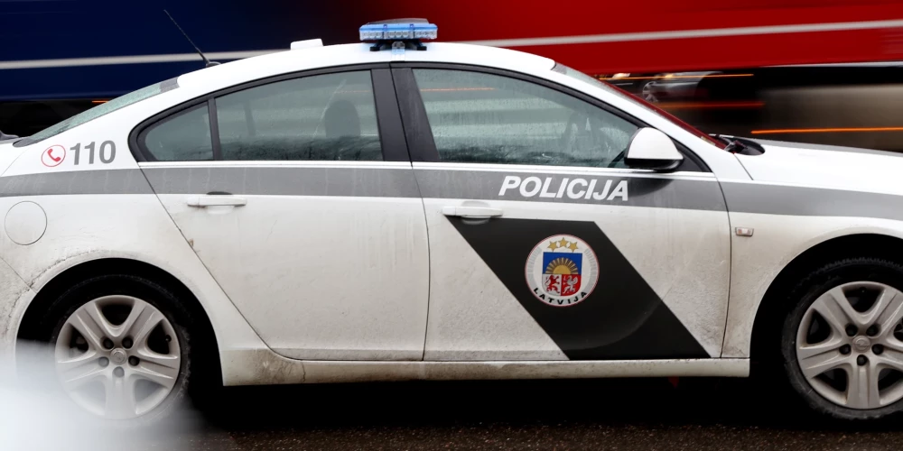 Valsts policijas automašīna.