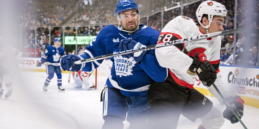 Kristiāns Rubīns (pa labi) pārbaudes spēlē pret savu bijušo klubu Toronto "Maple Leafs" un Zeku Astonu-Rīsu.