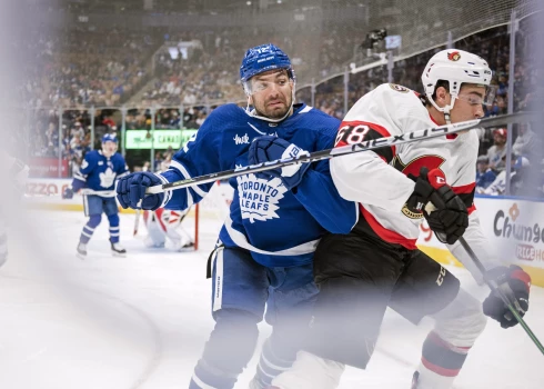 Kristiāns Rubīns (pa labi) pārbaudes spēlē pret savu bijušo klubu Toronto "Maple Leafs" un Zeku Astonu-Rīsu.