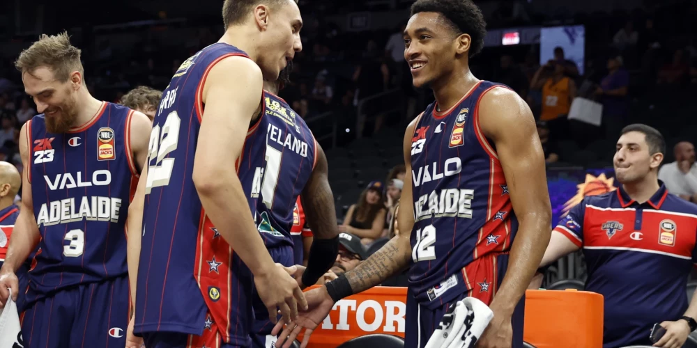 Viens no mača galvenajiem varoņiem Kreigs Rendals (pa labi) saņem komandas biedru apsveikumus.