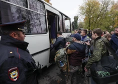 Vīrieši iekāpj rekrutēšanas biroja autobusā Krievijas daļējās militārās mobilizācijas laikā Maskavā, Krievijā, 2022. gada 29. septembrī.