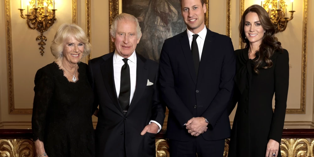 Karaļa Čārlza, Kamillas, Viljama un Ketrīnas jaunais oficiālais portrets parāda reti redzētu publisku jūtu izpausmi