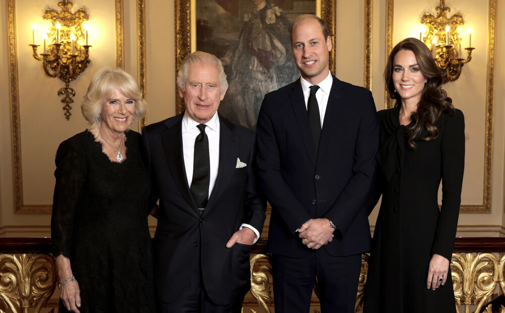 Karaļa Čārlza, Kamillas, Viljama un Ketrīnas jaunais oficiālais portrets parāda reti redzētu publisku jūtu izpausmi