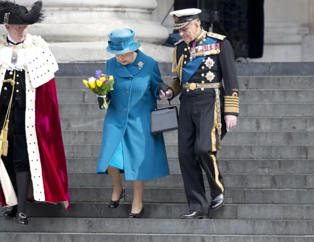 Viena no ārkārtīgi retajām reizēm, kad karaliene Elizabete II un princis Filips atļāvās publiski sadoties rokās. Bet arī te tas bija prinča kā džentlmeņa žests, lai palīdzētu sievai nokāpt pa Svētā Pāvila katedrāles stāvajām kāpnēm. Attēls uzņemts 2007. gada aprīlī.