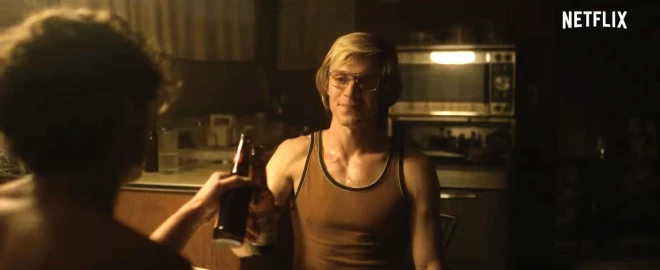 Kadrs no "Netflix" miniseriāla "Monster: The Jeffrey Dahmer Story".