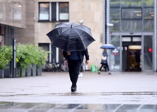 Otrdien Latvijas austrumos saglabāsies apmācies un lietains laiks, bet rietumos diena būs saulaina