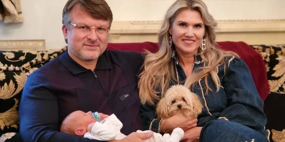 Айнар Шлесерс с женой Инесе и внуком