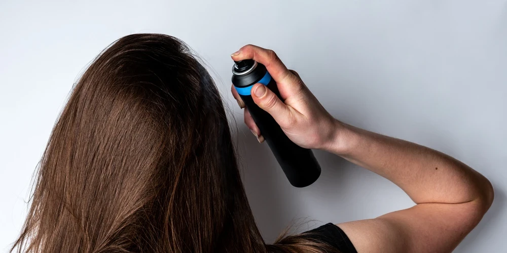 Populārie sausie šampūni - vai tiešām tie var būt kaitīgi matiem?