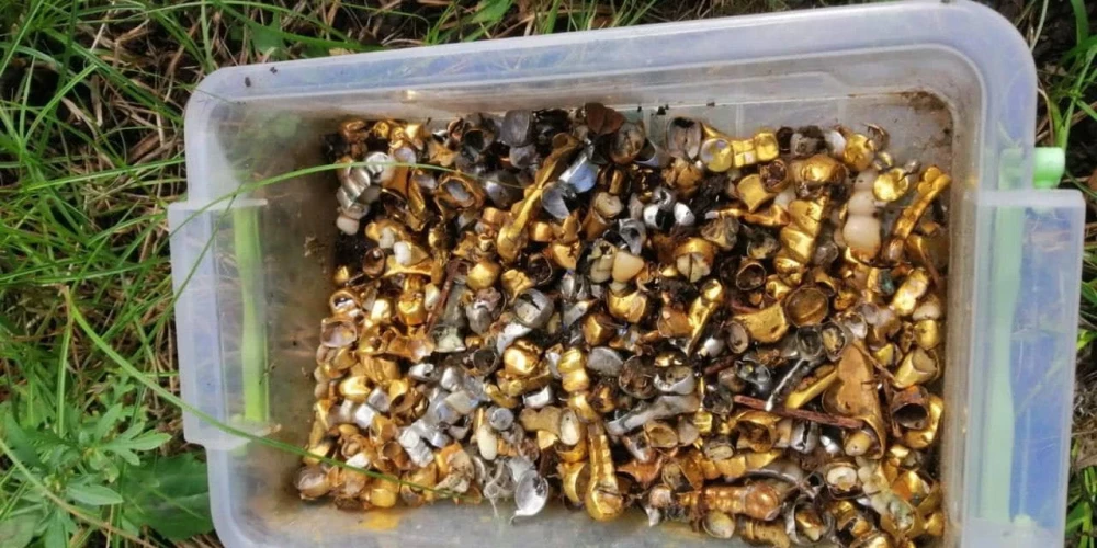 Moku kambarī Harkivas apgabalā atrasta kaste ar zelta zobu kroņiem un spīdzināšanas piederumi