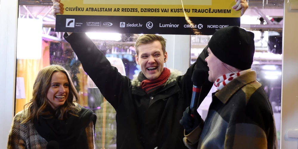 2021. gada 23. decembris, labdarības maratona "Dod pieci!" fināls Doma laukumā. Elīna Baltskara, Magnuss Eriņš,Toms Grēviņš. 