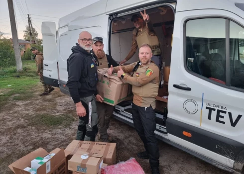 VIDEO: Latvieši uz atbrīvoto Izjumu atved vienu no pirmajām palīdzības kravām