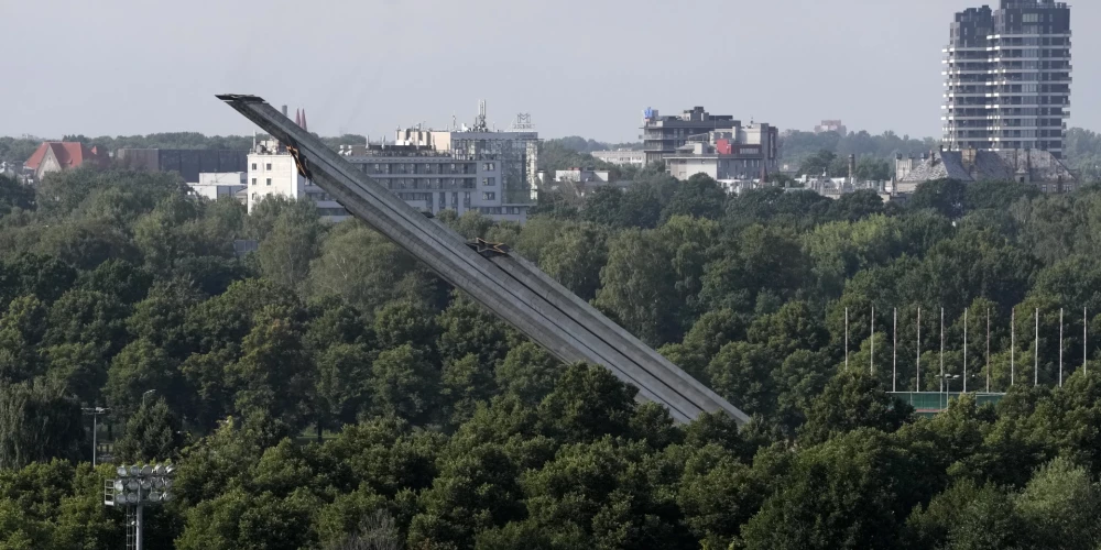 Демонтаж стелы - последнего элемента памятника в Парке победы