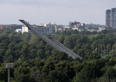 Демонтаж стелы - последнего элемента памятника в Парке победы