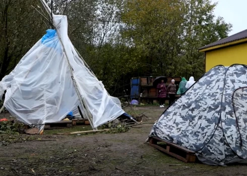 На российской стороне люди строили палатки из того, что только могли найти, лишь бы укрыться от непогоды