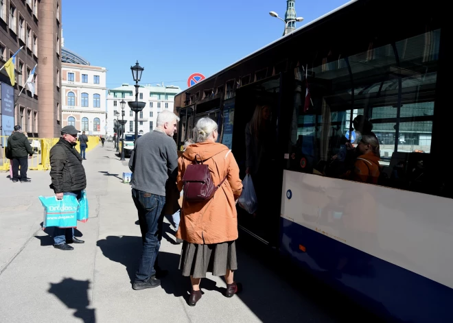 Rīgas satiksme ищет решение, чтобы сохранить скидки на проезд и не повышать цены