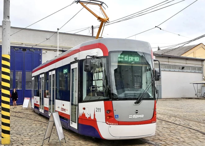 Elksniņš publicē mulsinošu ierakstu par jaunajiem Daugavpils tramvajiem, kas ne vienam vien varētu sajaukt prātu