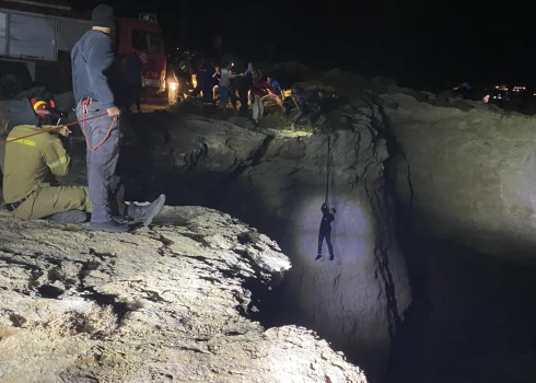 Varas iestādes un vietējie iedzīvotāji izglābj migrantu liela mēroga glābšanas operācijas laikā Kitiras salā, kas atrodas aptuveni 225 kilometrus (140 jūdzes) uz dienvidiem no Atēnām, agrā ceturtdienas, 2022. gada 6. oktobrī.