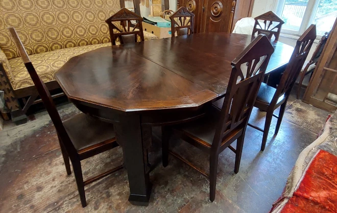 Jūlija Madernieka dizainētais galds ar sešiem krēsliem pēc restaurācijas.