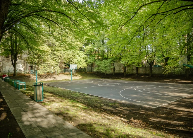 Teritorijā pie Zasulauka manufaktūras ēkām labiekārtots esošais sporta laukums, ieklājot jaunu segumu un uzstādot jaunus basketbola grozus.