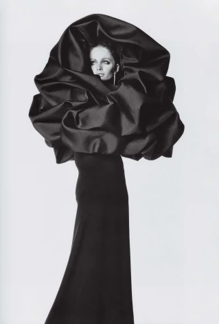 Ирвинг Пенн. Модель в наряде Balenciaga, Vogue, 1967