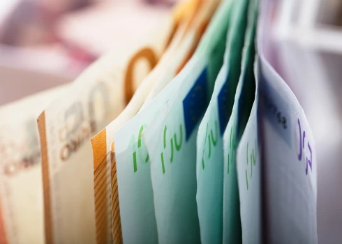 Saeimas komisija vienbalsīgi atbalsta minimālās algas palielināšanu līdz 620 eiro