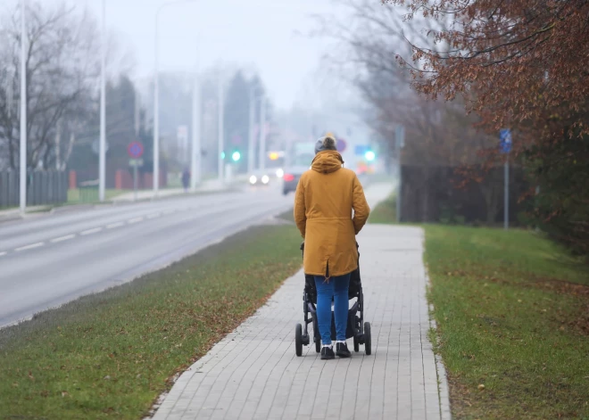 Plāno palielināt valsts atbalstu strādājošiem vecāku pabalsta saņēmējiem