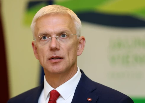 Ministru prezidents Krišjānis Kariņš (JV).