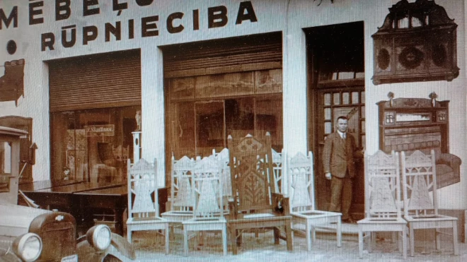 Jānis Skultāns pie sava mēbeļu veikala skatloga.