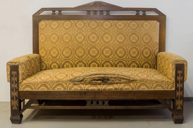 Pēc Madernieka skices tapis 20. gadsimta 30. gadu dīvāns, kuram saglabājies oriģinālais audums.