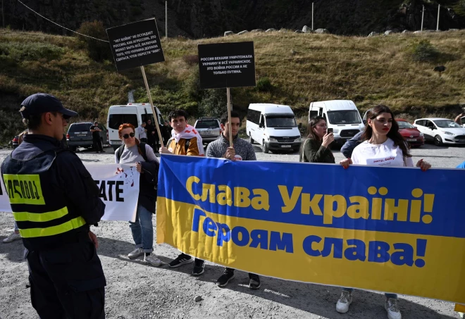 Krievu emigranti Gruzijā tiek “sveikti” ar Ukrainas karogiem un uzrakstiem, ka viņi tur nav gaidīti.