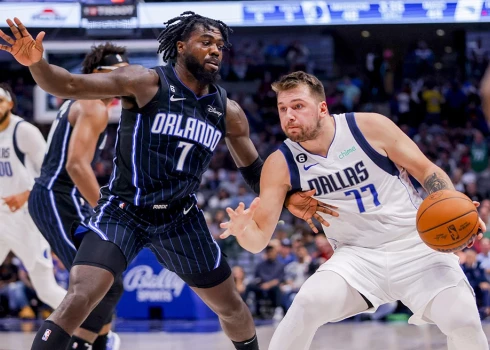 Luka Dončičs (#77) guva 16 punktus un tika pie piecām rezultatīvām piespēlēm.