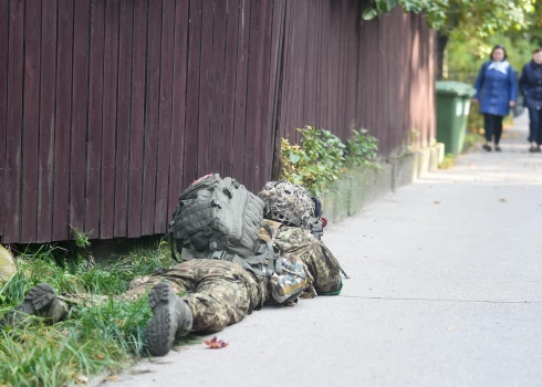FOTO: militārās mācības "Namejs 2022" notiek arī Rīgas mikrorajonos